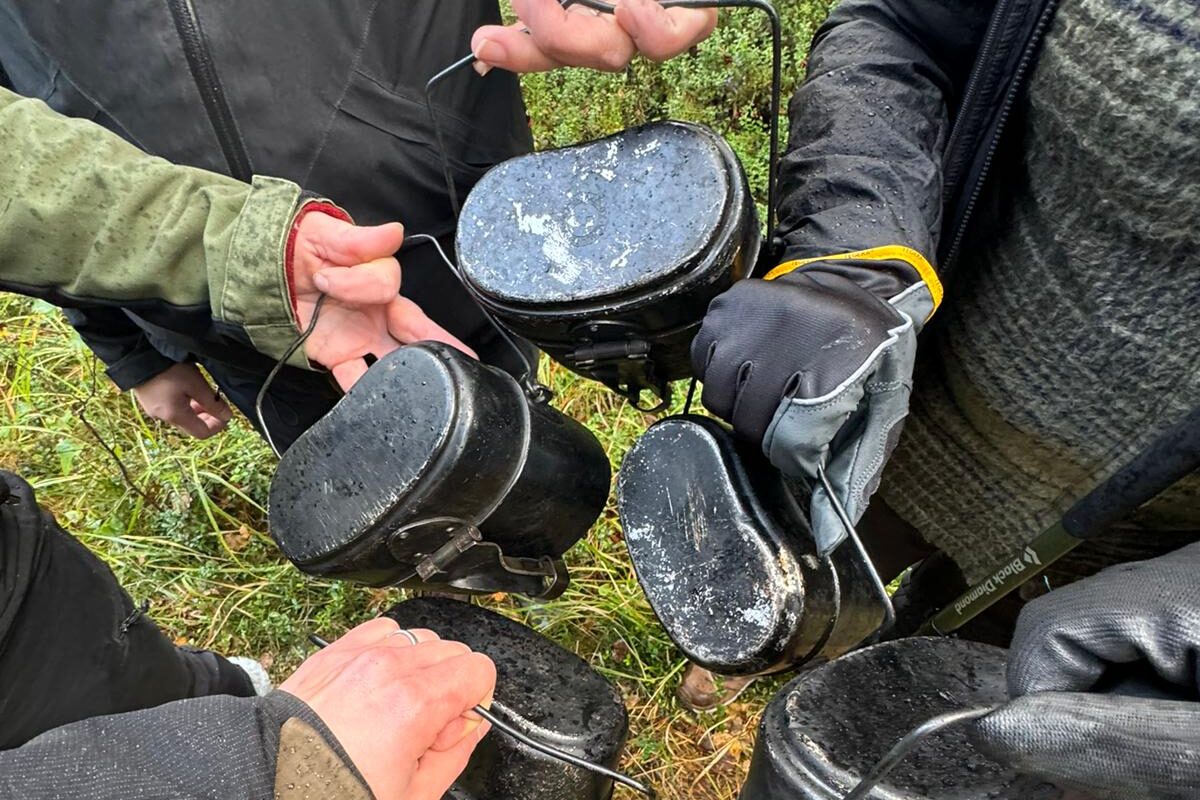 Ryhmä pitelee ruokapakkeja selviytymiskurssilla