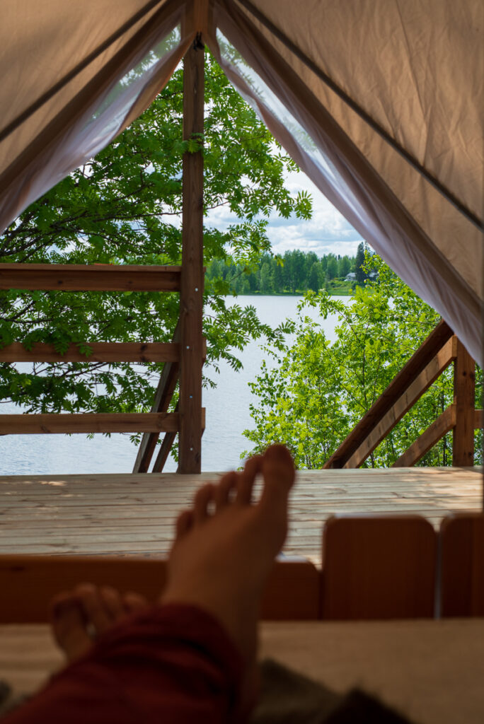 Näkymä glamping-teltasta Reisjärvelle
